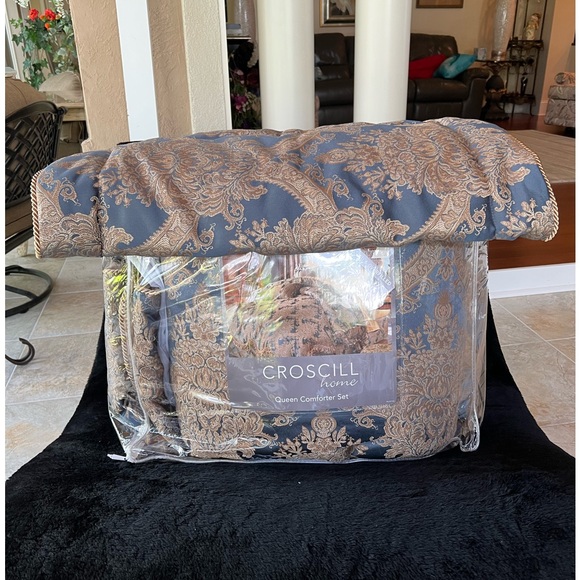 Croscill Bedding Croscill Queen Size Comforter Set Poshmark